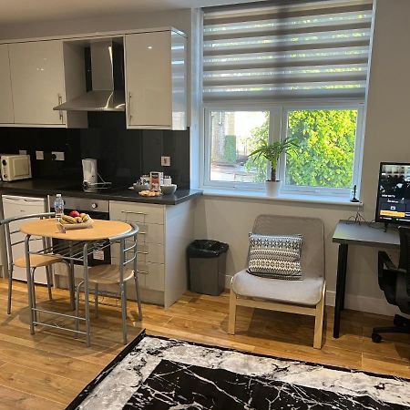 Mj Serviced Apartment Up To 6 Guest - Luxurious Living In West London Next To Tube Station & Central London Hanwell Exterior foto
