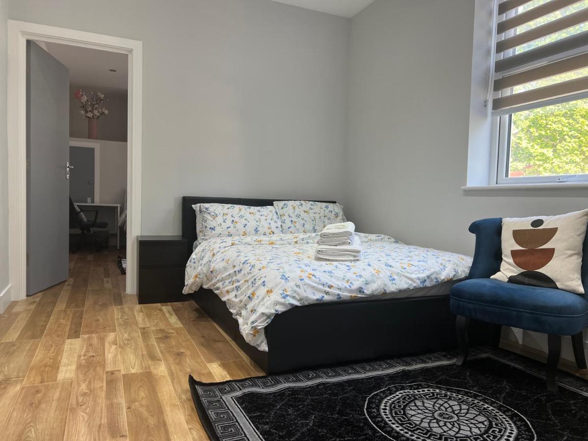 Mj Serviced Apartment Up To 6 Guest - Luxurious Living In West London Next To Tube Station & Central London Hanwell Exterior foto
