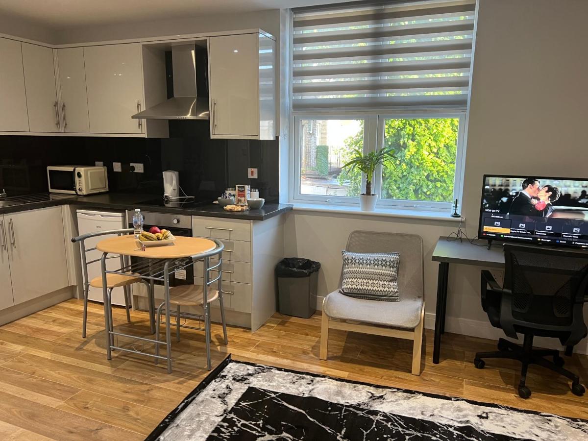 Mj Serviced Apartment Up To 6 Guest - Luxurious Living In West London Next To Tube Station & Central London Hanwell Exterior foto