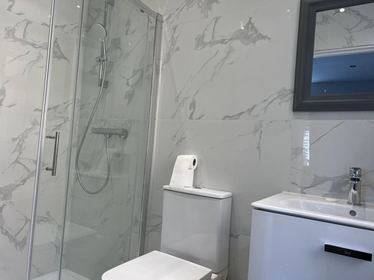 Mj Serviced Apartment Up To 6 Guest - Luxurious Living In West London Next To Tube Station & Central London Hanwell Exterior foto